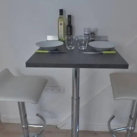 Neuf Avec Courette Privative 아파트 *